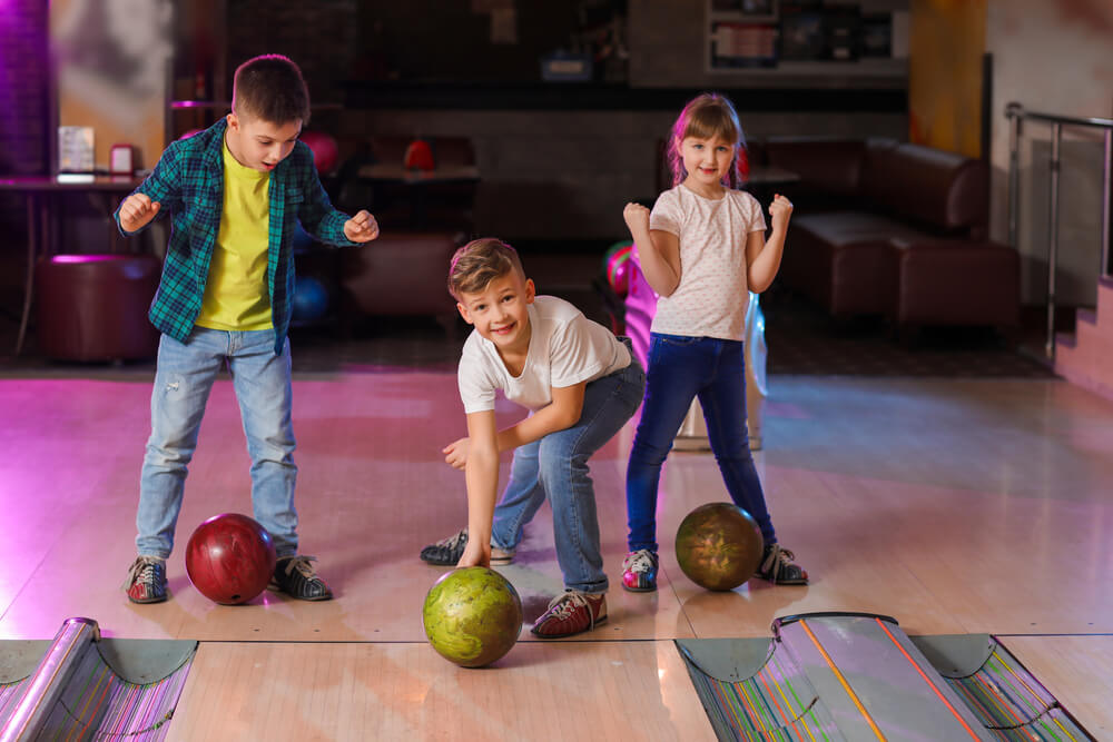 dzieci na kręgielni